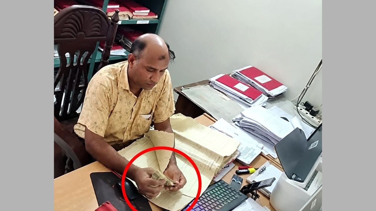 ভোলাহাটে তহসিলদারের ঘুষ নেওয়ার ভিডিও ভাইরাল