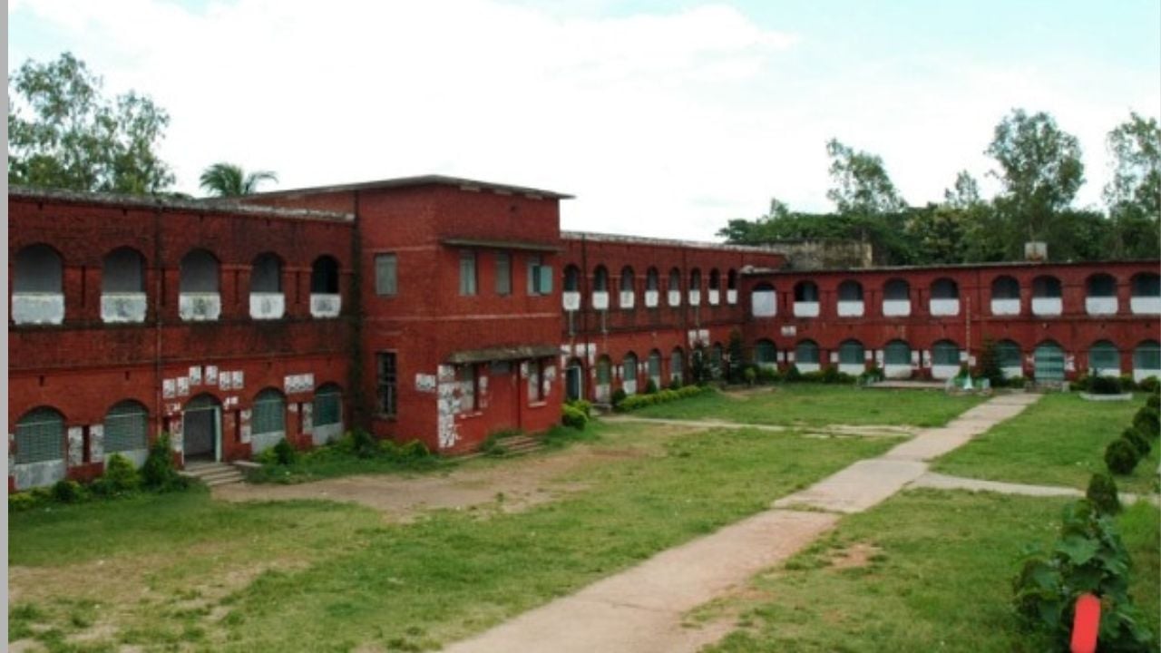 অতিবর্ষণে চট্টগ্রাম নগরীর সব মাধ্যমিক বিদ্যালয় বন্ধ