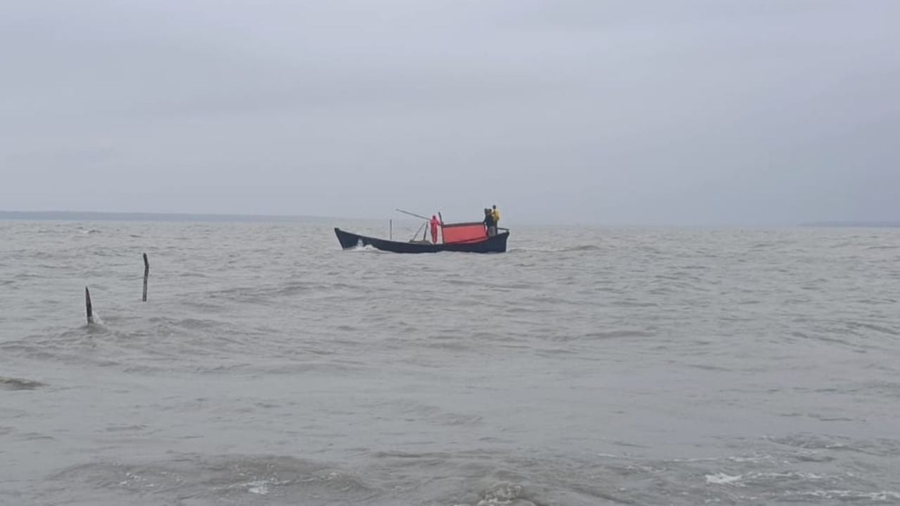 বরগুনায় সাগরে দুই ট্রলারডুবি: ১৬ জেলে উদ্ধার, নিখোঁজ ২