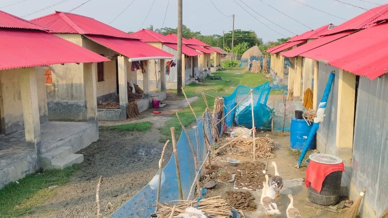 মোংলার আশ্রয়ণ প্রকল্পে এক পরিবারের নামে তিন ঘর
