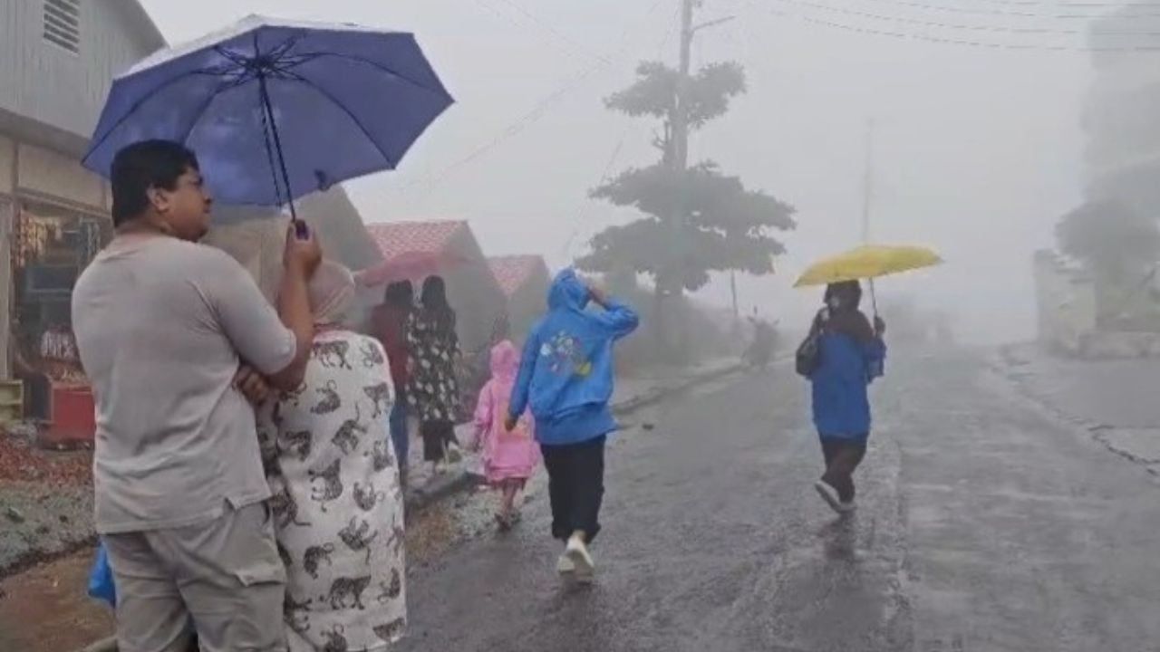 সাজেকে আটকা পড়া পর্যটকরা আছেন নিরাপদে