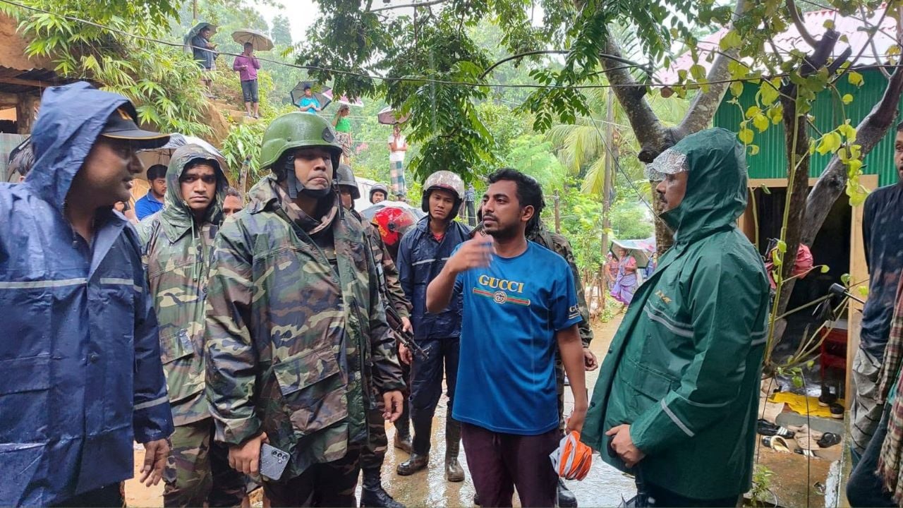 বিপর্যস্ত বান্দরবানে উদ্ধার-সহায়তায় সেনাবাহিনী