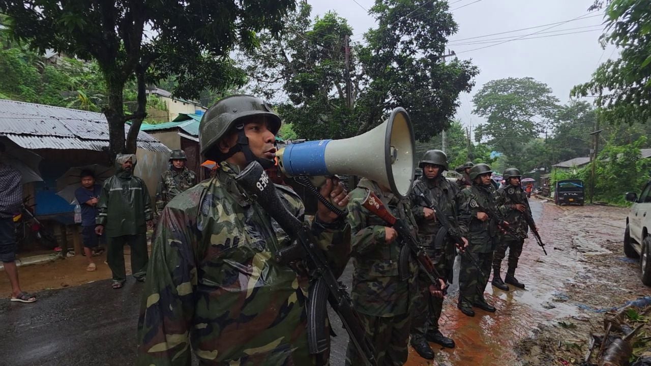দুর্যোগ উপেক্ষা করে দুর্গত মানুষের পাশে সচেতনতায় বিভিন্ন সংস্থা