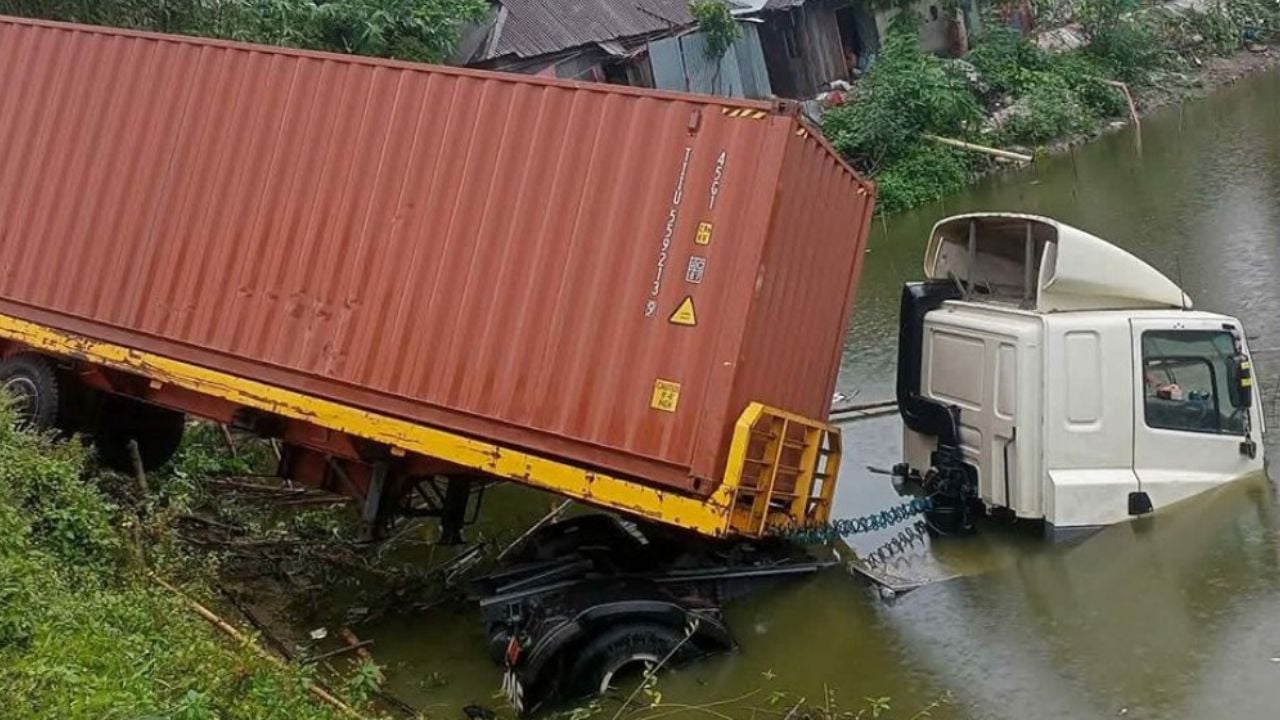 অটোরিকশাকে ধাক্কা দিয়ে পুকুরে পড়ল লরি, নিহত ২