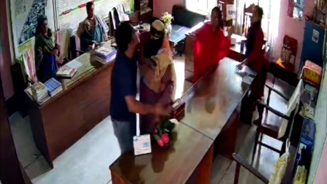 চুয়াডাঙ্গায় অফিসকক্ষে ঢুকে প্রধান শিক্ষিকাকে চড় মারলেন অভিভাবক,