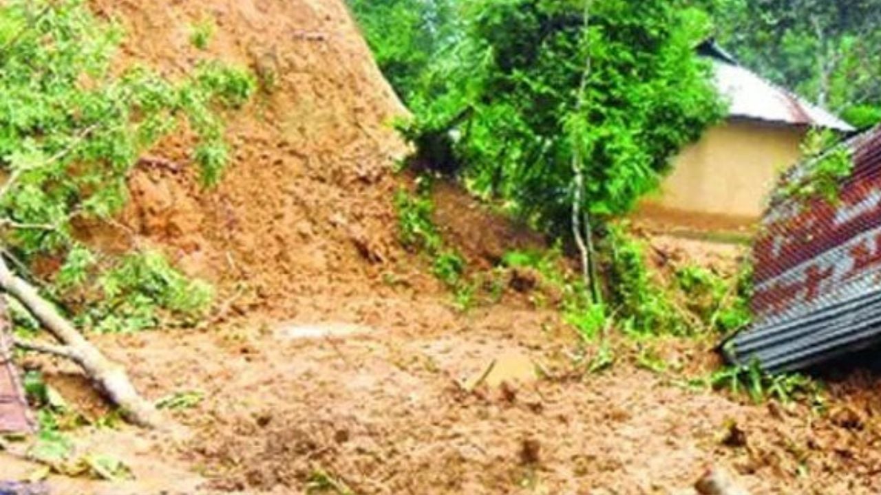 চকরিয়ায় পাহাড় ধসে মুহূর্তেই শেষ ঘুমন্ত ভাইবোন