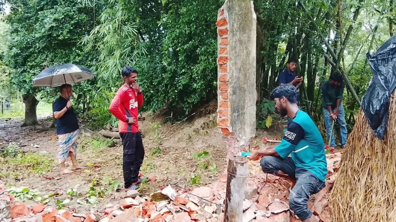 চৌদ্দগ্রামে জোরপূর্বক বিধবার বাড়ির ভাউন্ডারি দেয়াল ভাঙচুর