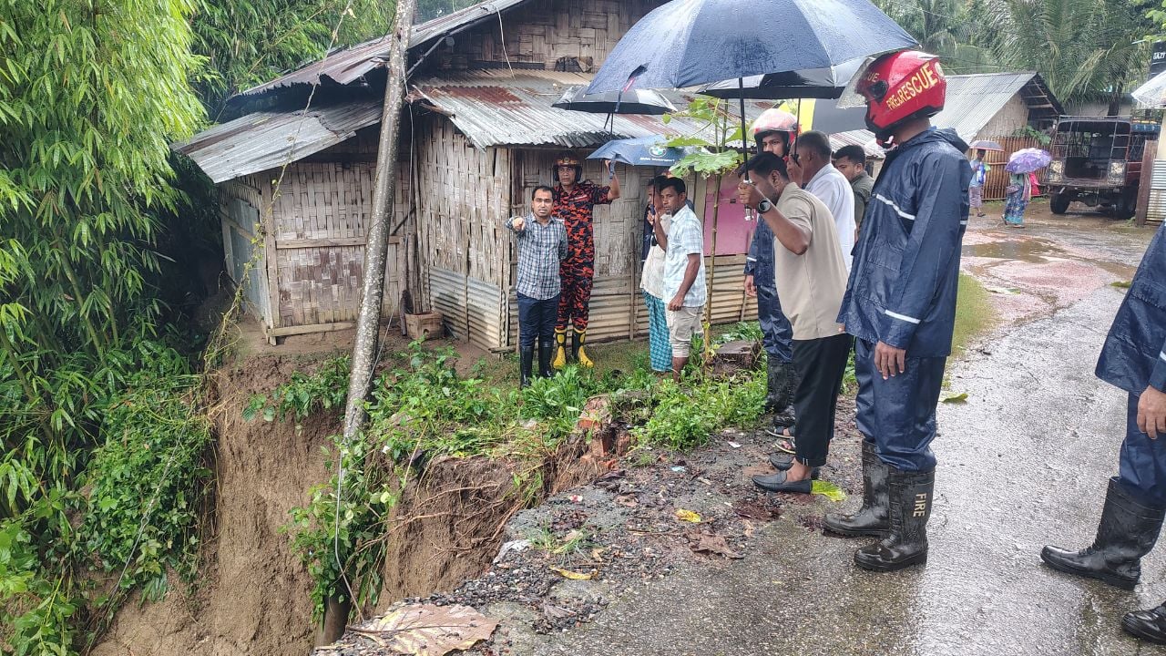 পাহাড়ে ঝুঁকিতে বাস করা বাসিন্দাদের সরাতে তৎপর প্রশাসন