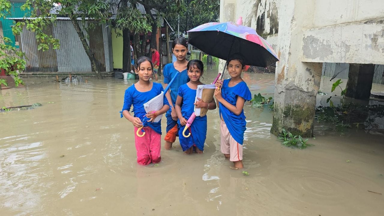 শতবর্ষী পুকুর ভরাটে জলাবদ্ধতা: হাঁটুপানি মাড়িয়ে বিদ্যালয়ে যাচ্ছে শিশুরা