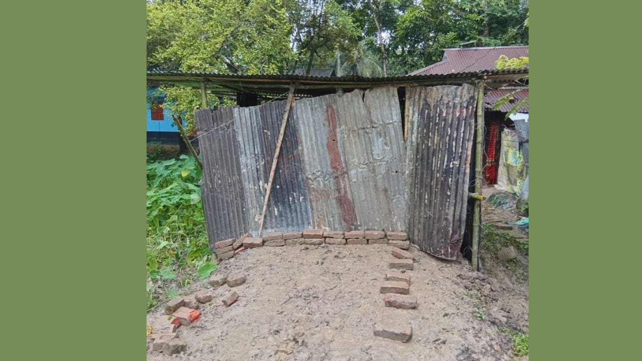 রাস্তায় ঘর বানালেন শ্রমিক লীগ নেতা, স্কুলে যেতে পারছে না শিক্ষার্থীরা