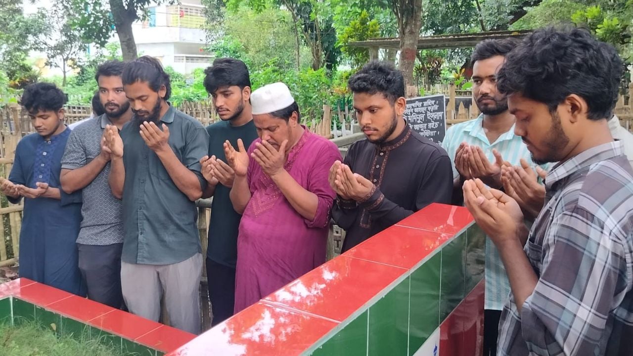 শহীদের কবর জিয়ারতের মাধ্যমে ইবি ছাত্রশক্তির যাত্রা শুরু