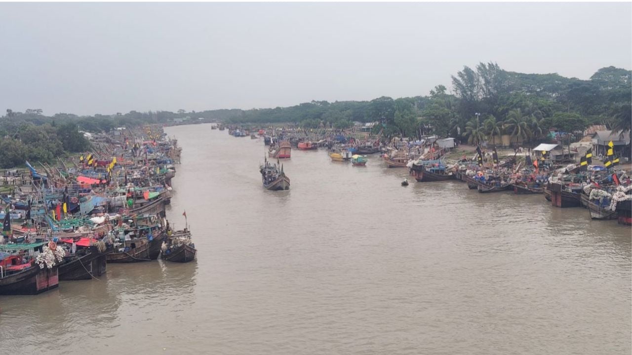 কুয়াকাটায় অবৈধ ট্রলিং ও বৈরী আবহাওয়ায় বিপর্যস্ত মৎস্য খাত