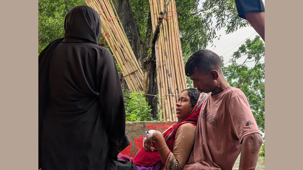 আশ্রয়কেন্দ্রে প্রসব বেদনা নিয়ে অপেক্ষা সাদিয়ার, চারদিকে পানি