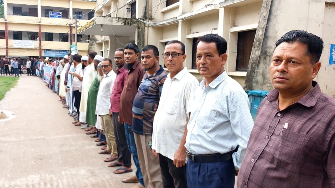 কালকিনিতে শিক্ষকের ওপর হামলার প্রতিবাদে মানববন্ধন