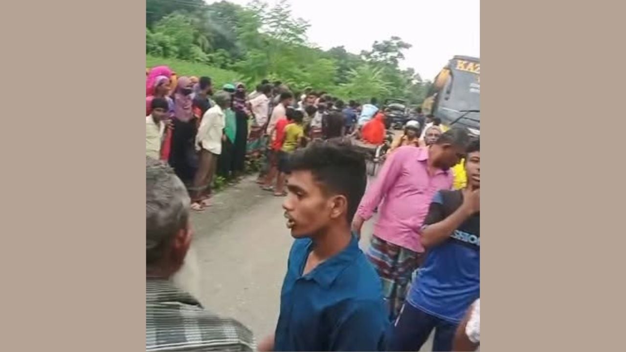 তালায় বাসের ধাক্কায় মোটরভ্যানের যাত্রী গৃহবধূ নিহত