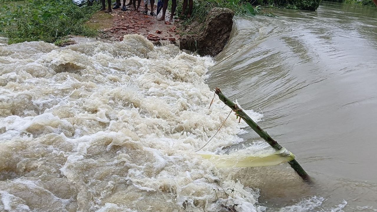 পেকুয়ায় পানির নিচে লক্ষাধিক মানুষের জীবন