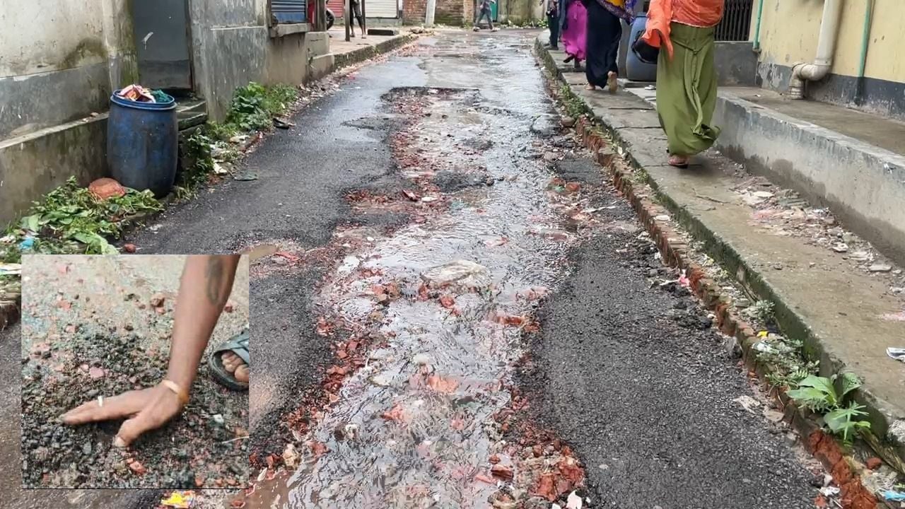 হাত দিয়ে টানলেই উঠে যাচ্ছে সড়কের পিচঢালাই