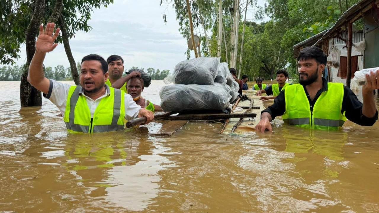 দক্ষিণ চট্টগ্রামের বিভিন্ন এলাকায় বিএনপির শুকনো খাবার বিতরণ