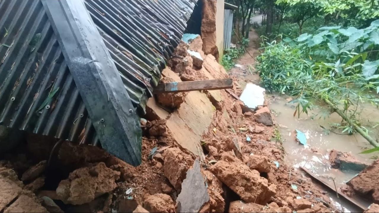 অতিবৃষ্টিতে মাটির ঘরের দেয়াল ধসে নারীর মৃত্যু