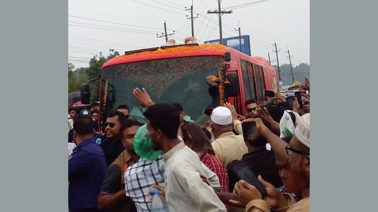 প্রধানমন্ত্রীর সফরকে ঘিরে মাদারীপুরে নেতাকর্মীদের ঢল