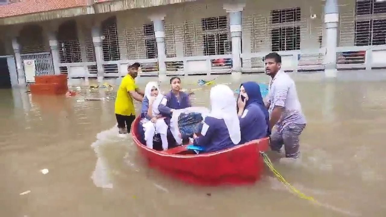 কুমিল্লায় নৌকায় চড়ে পরীক্ষা কেন্দ্রে এইচএসসি পরীক্ষার্থীরা