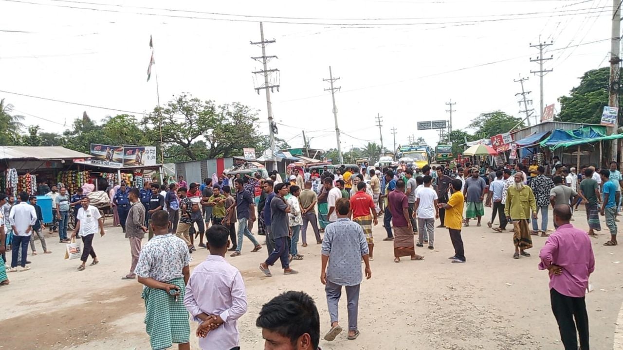 বন্দরে রাস্তা সংস্কারের দাবিতে সড়ক অবরোধ, তীব্র যানজট