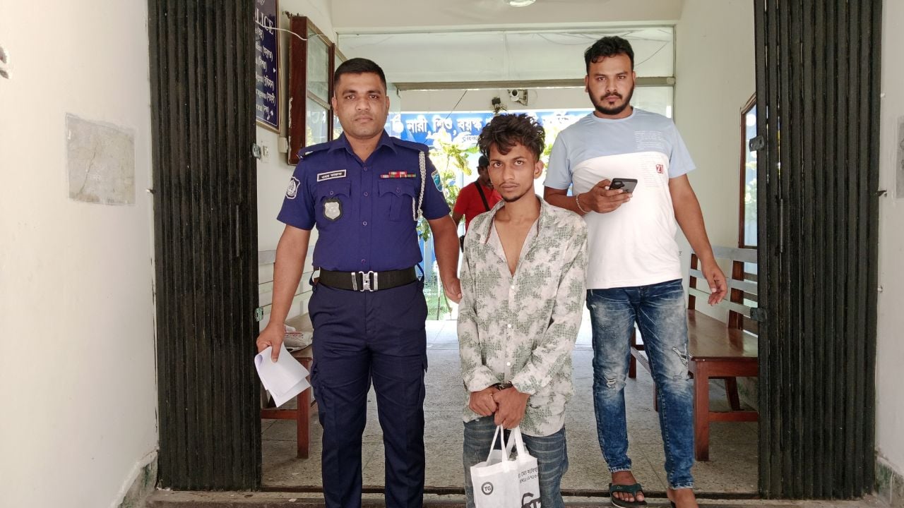 ভ্যান ভাড়া নিয়ে সারা দিন ঘুরিয়ে রাতে হাতুড়ির আঘাত