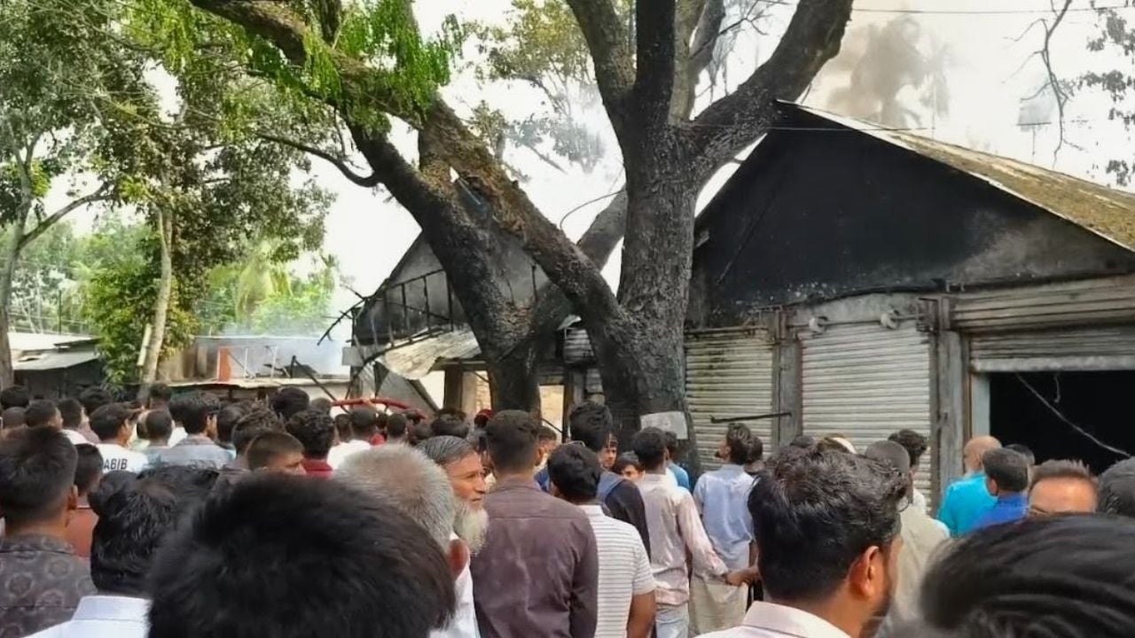গুরুদাসপুরে অবৈধ প্রেট্রোল পাম্পে আগুন, দোকান ও বসতবাড়ি পুড়ে ছাই