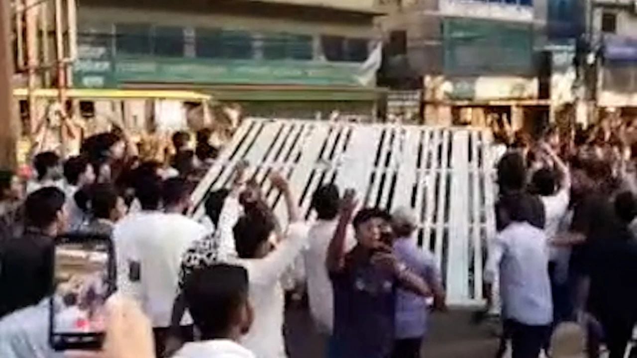 চট্টগ্রাম শিক্ষা বোর্ডে ফের বিক্ষোভ, খুলে নিয়ে গেছে  প্রধান গেট