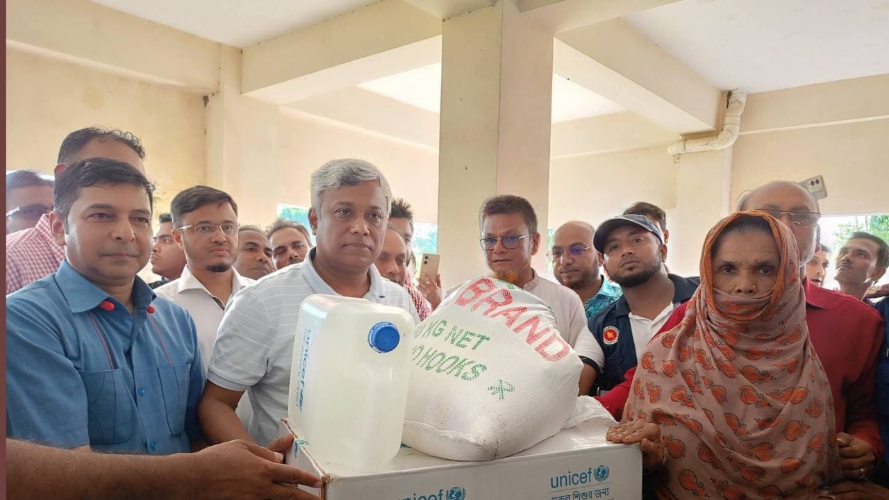 দুর্যোগে সরকার জনগণের পাশে রয়েছে
