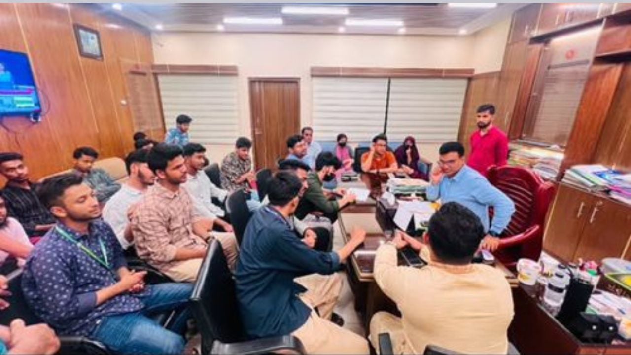 শিক্ষামন্ত্রীর পদত্যাগসহ ৫ দফা দাবিতে পরীক্ষার্থীদের স্মারকলিপি পেশ