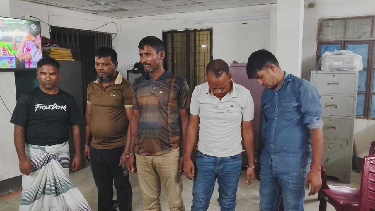 কালিয়াকৈরে প্রাইভেটকারসহ ৫ ডাকাত গ্রেপ্তার