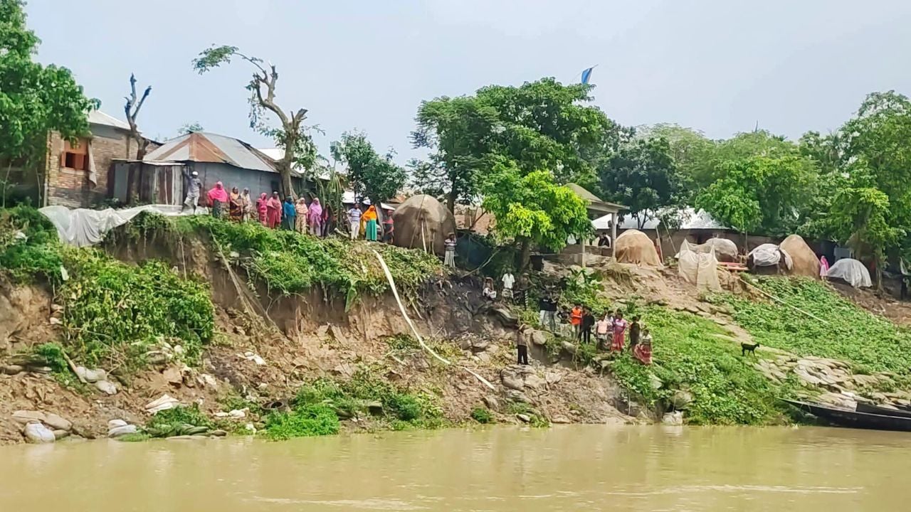 ভেড়ামারার ফয়জুল্লাহপুর গ্রাম পদ্মা নদীর তীব্র ভাঙনে বিলুপ্তির পথে