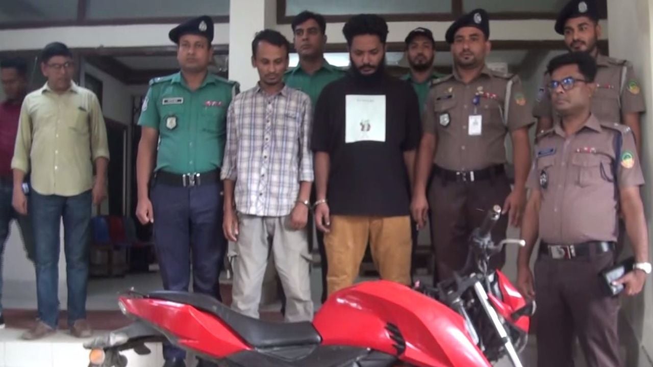 গাজীপু‌রে দুটি বি‌দেশি পিস্তলসহ দুজন‌কে গ্রেপ্তার
