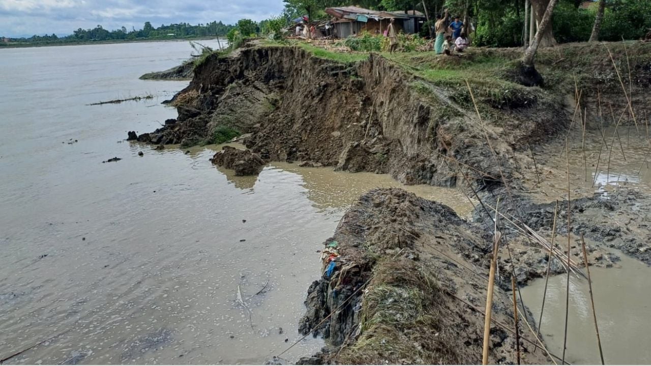 বাঁশখালীর প্রমত্তা শঙ্খনদী মুহূর্তেই গিলে খেল চারটি বসতঘর