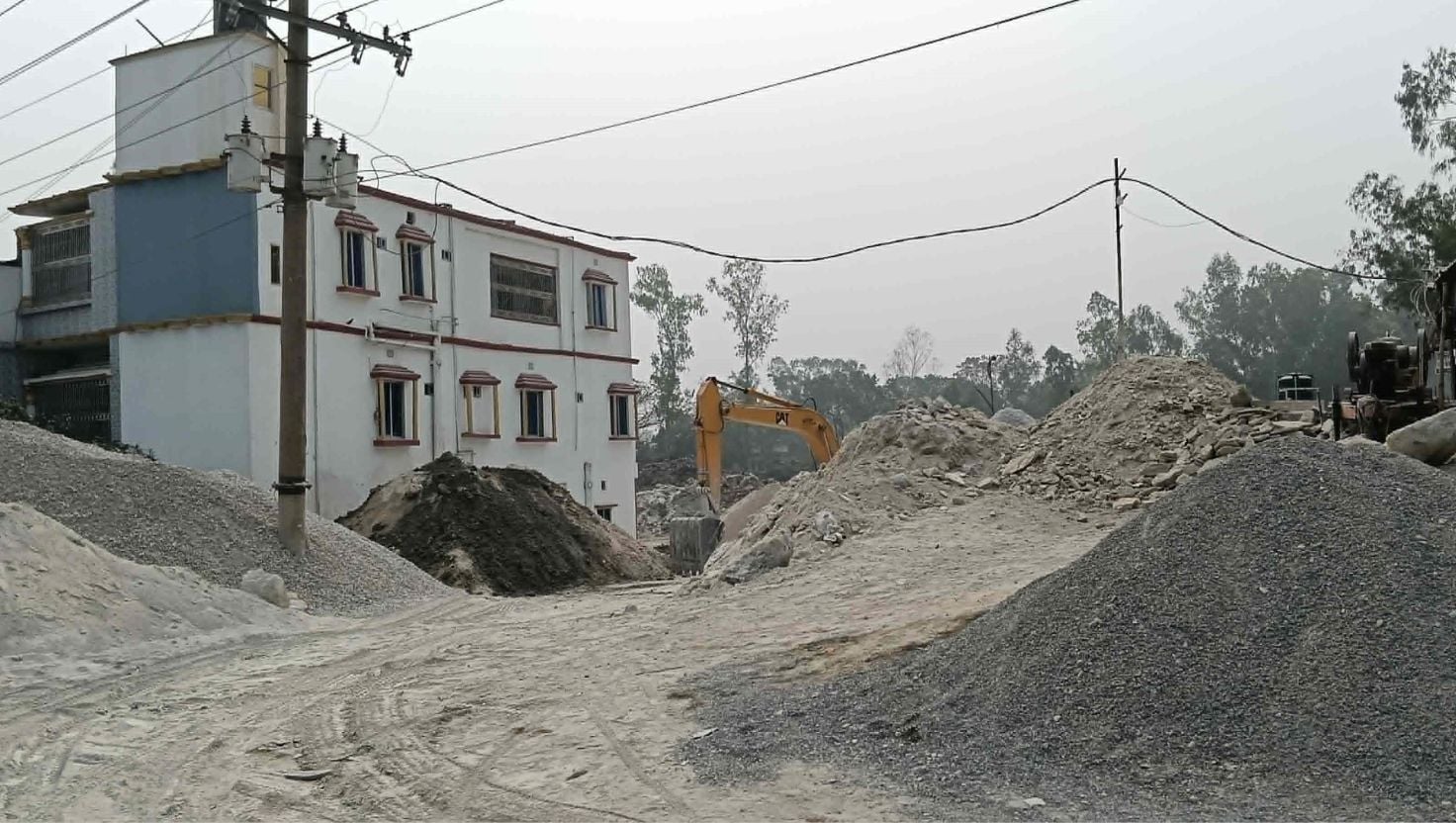 মহাসড়ক ঘেঁষে পাথর ভাঙার কারখানা, পরিবেশের ক্ষতি