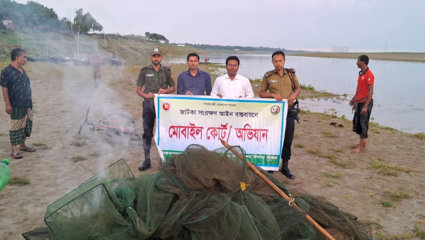 লালপুরে ২২টি চায়না দুয়ারি ও ৩ হাজার মিটার কারেন্ট জাল জব্দ