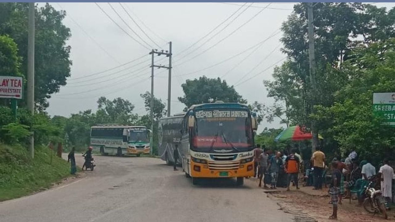 বাহুবলে বাস চলাচল নিয়ে বিরোধ, ঈদে ঘরে ফেরা মানুষের বিড়ম্বনা