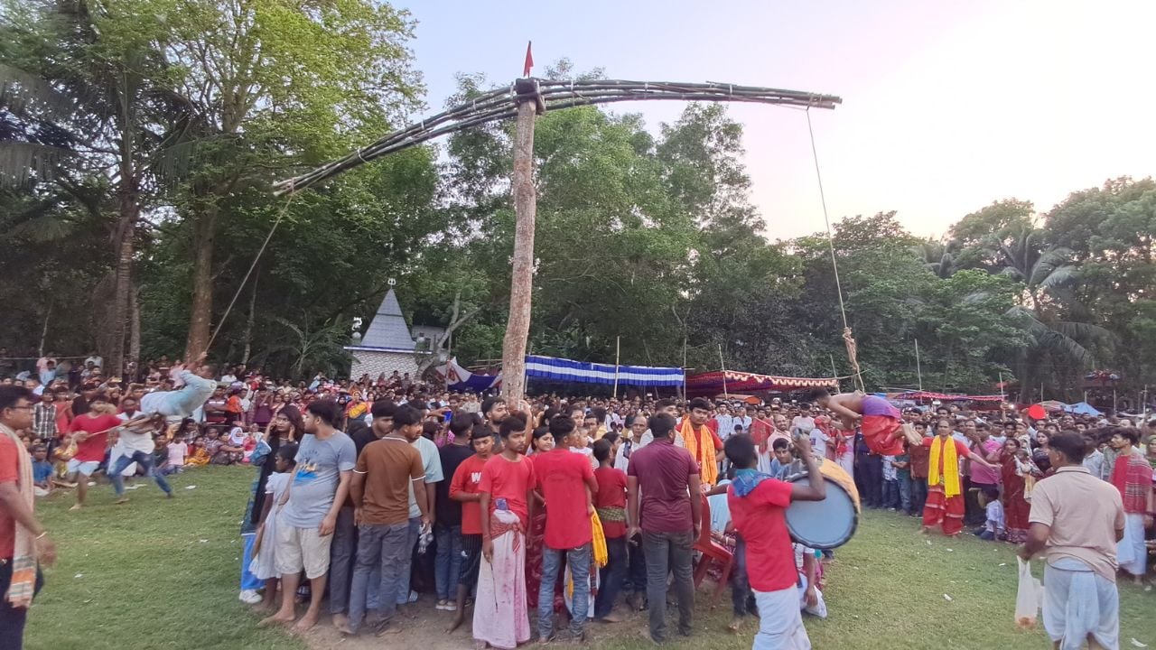গোয়ালন্দে চড়ক মেলায় হাজারো দর্শনার্থীর ঢল