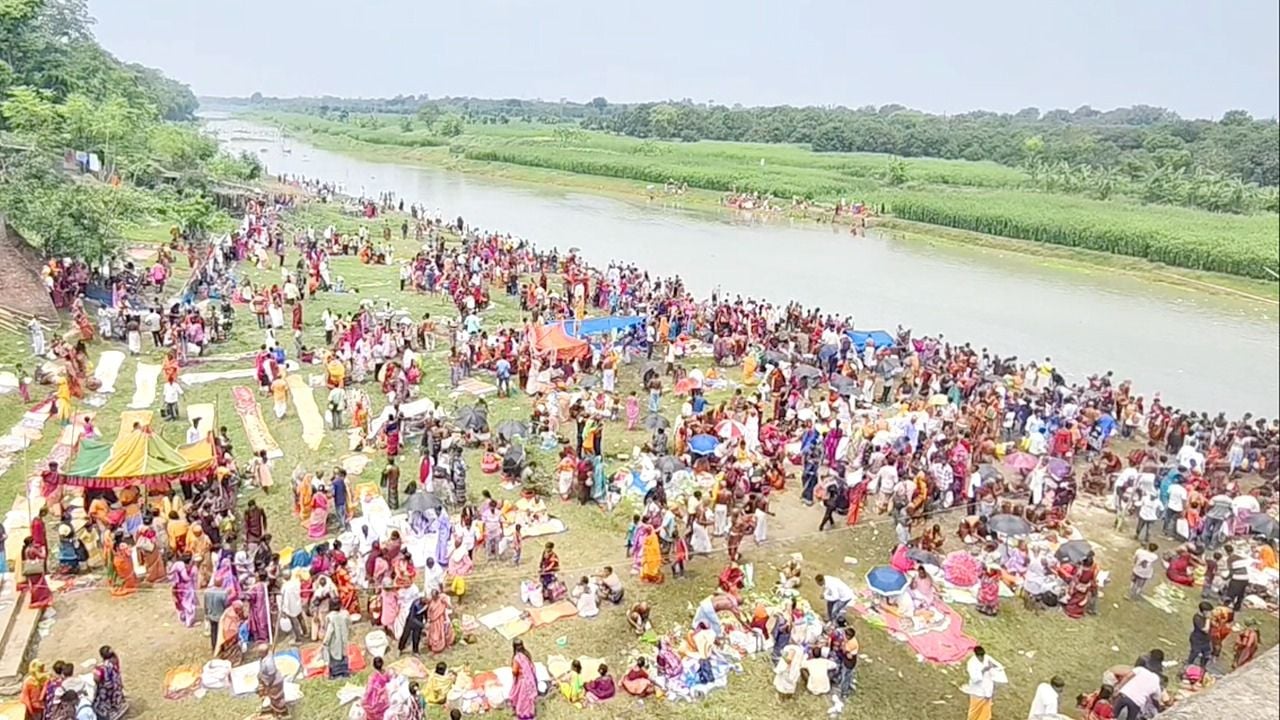 কানসাটে ঐতিহ্যবাহী দশহারা গঙ্গাস্নান, পুণ্যার্থীদের ঢল