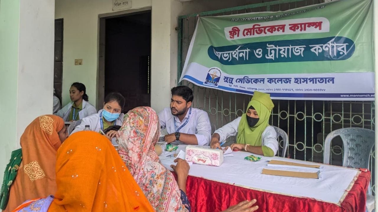 মানিকগঞ্জে হাজারো মানুষকে মুন্নু ওয়েলফেয়ার ফাউন্ডেশনের ফ্রি চিকিৎসা