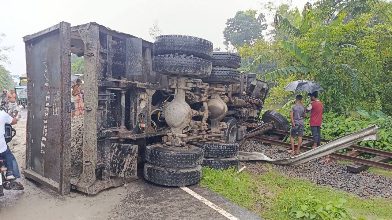কুড়িগ্রামে বালুভর্তি ট্রাক উল্টে ট্রেন চলাচল বন্ধ, ভোগান্তিতে যাত্রীরা