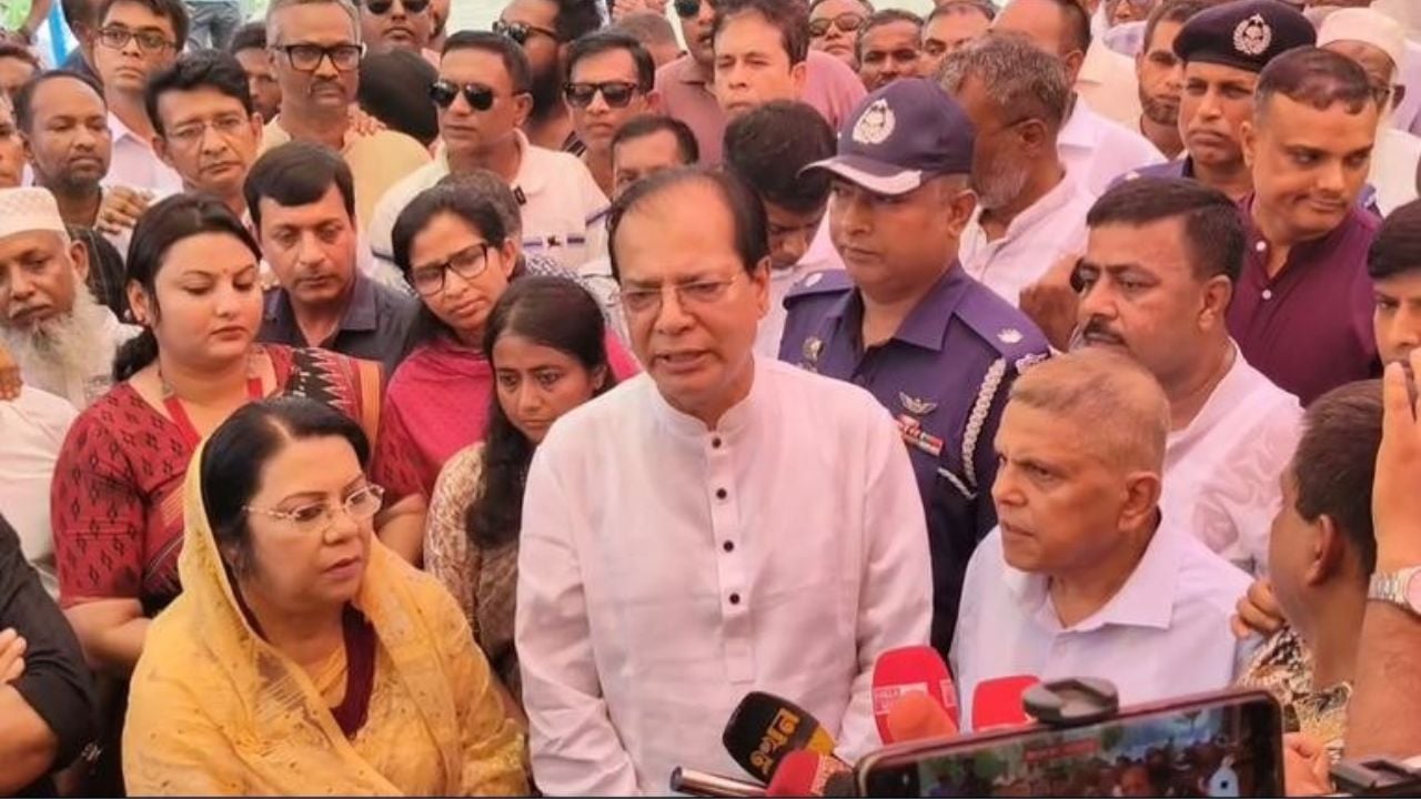 পার্শ্ববর্তী দেশের পানিবৈষম্যের কারণে নদীগুলো শুকিয়ে যাচ্ছে