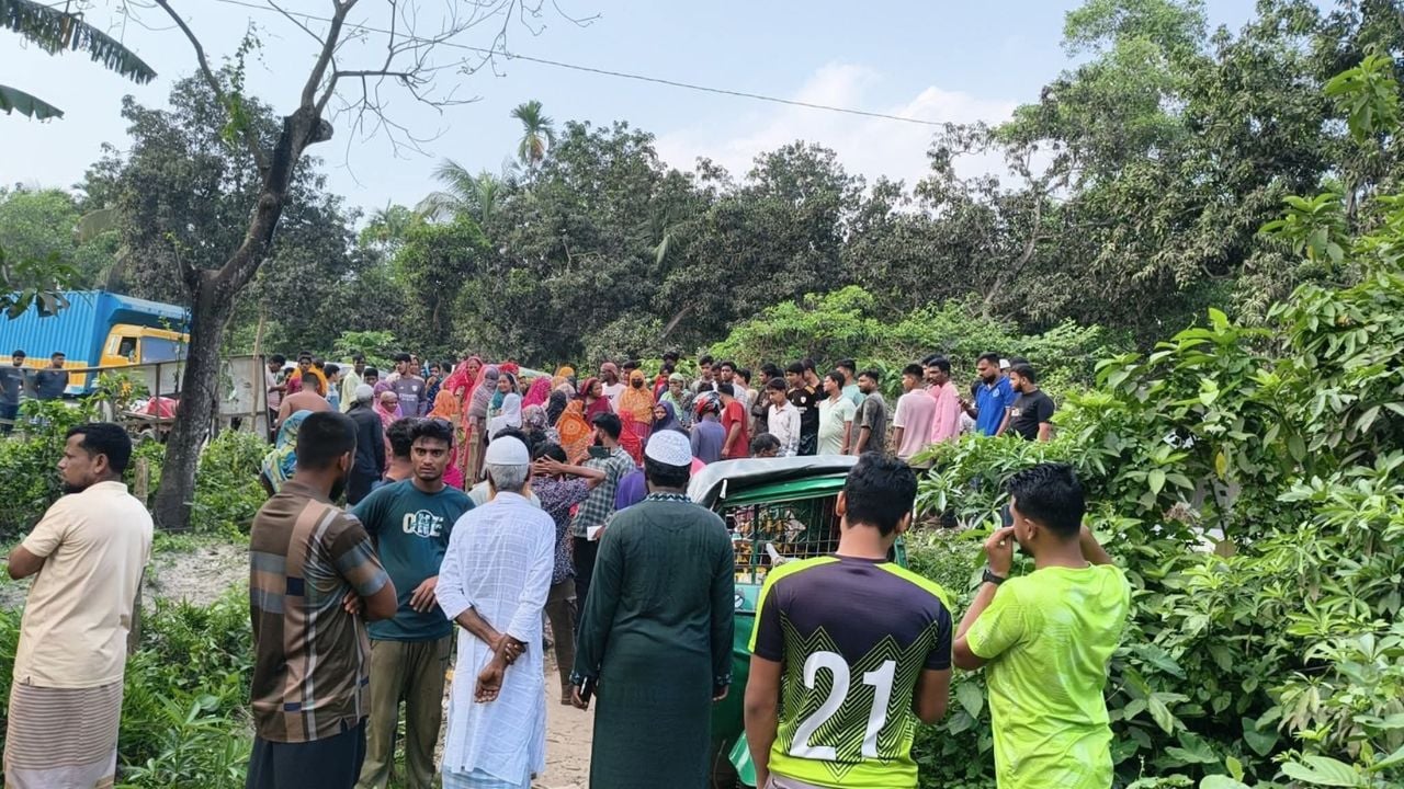 দেবিদ্বারে কাভারভ্যানের চাপায় মা-ছেলের মৃত্যু, আহত ২