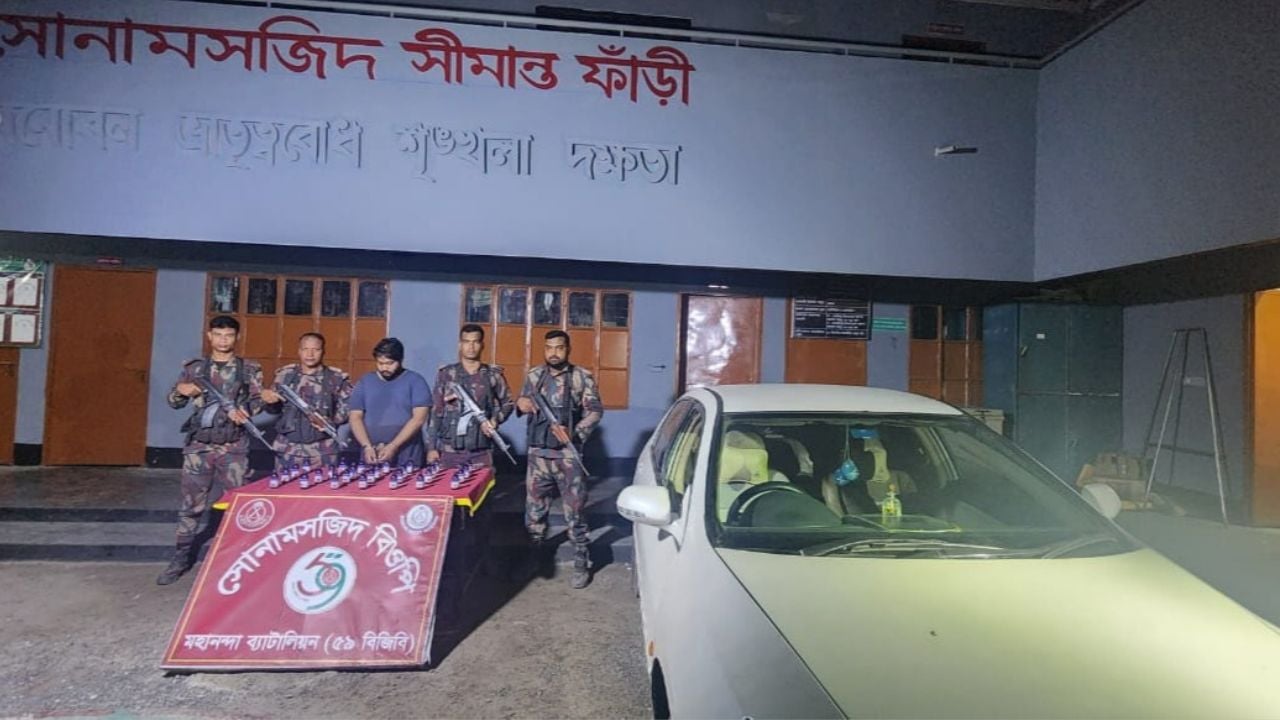সোনামসজিদ সীমান্তে মাদক ও প্রাইভেটকারসহ আটক ১