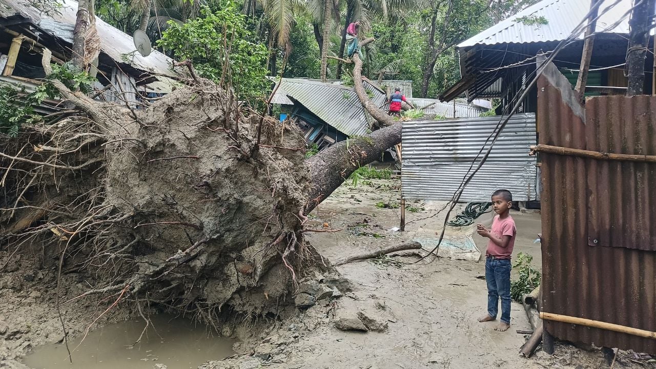 লন্ডভন্ড বিদ্যুৎ লাইন সচল করতে মাঠকর্মীদের ছুটি বাতিল