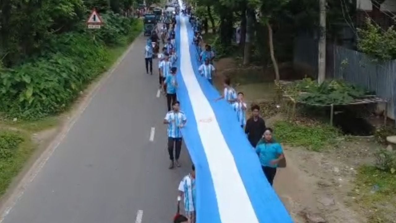নরসিংদীতে আর্জেন্টিনার ৩ হাজার ফুট পতাকা নিয়ে মিছিল