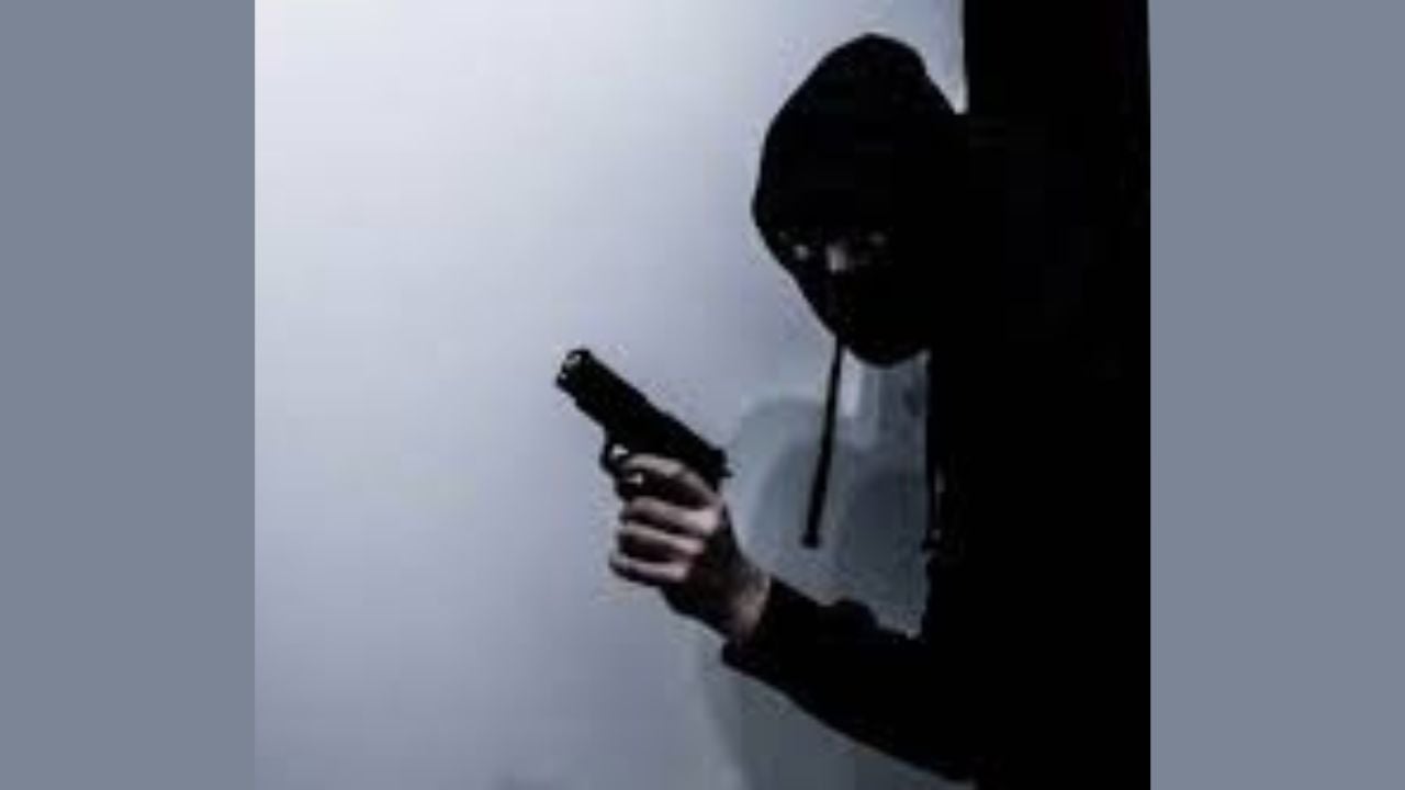 আড়াইহাজারে শিক্ষকের বাড়িতে দুর্ধর্ষ ডাকাতি