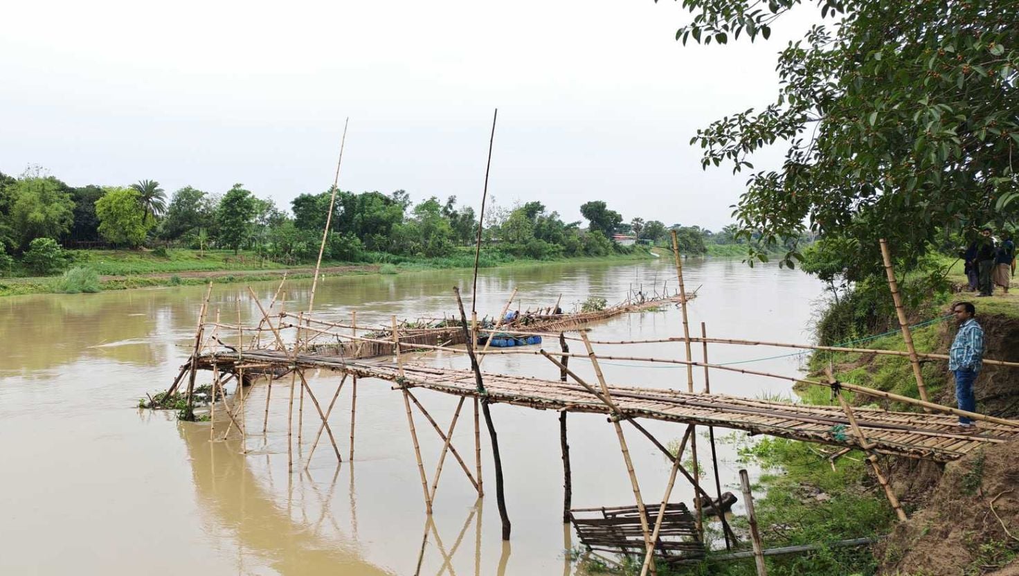 ভারতীয় ঢলে কুমিল্লায় সাঁকো ভেঙে দুই পাড়ের যোগাযোগ বিচ্ছিন্ন