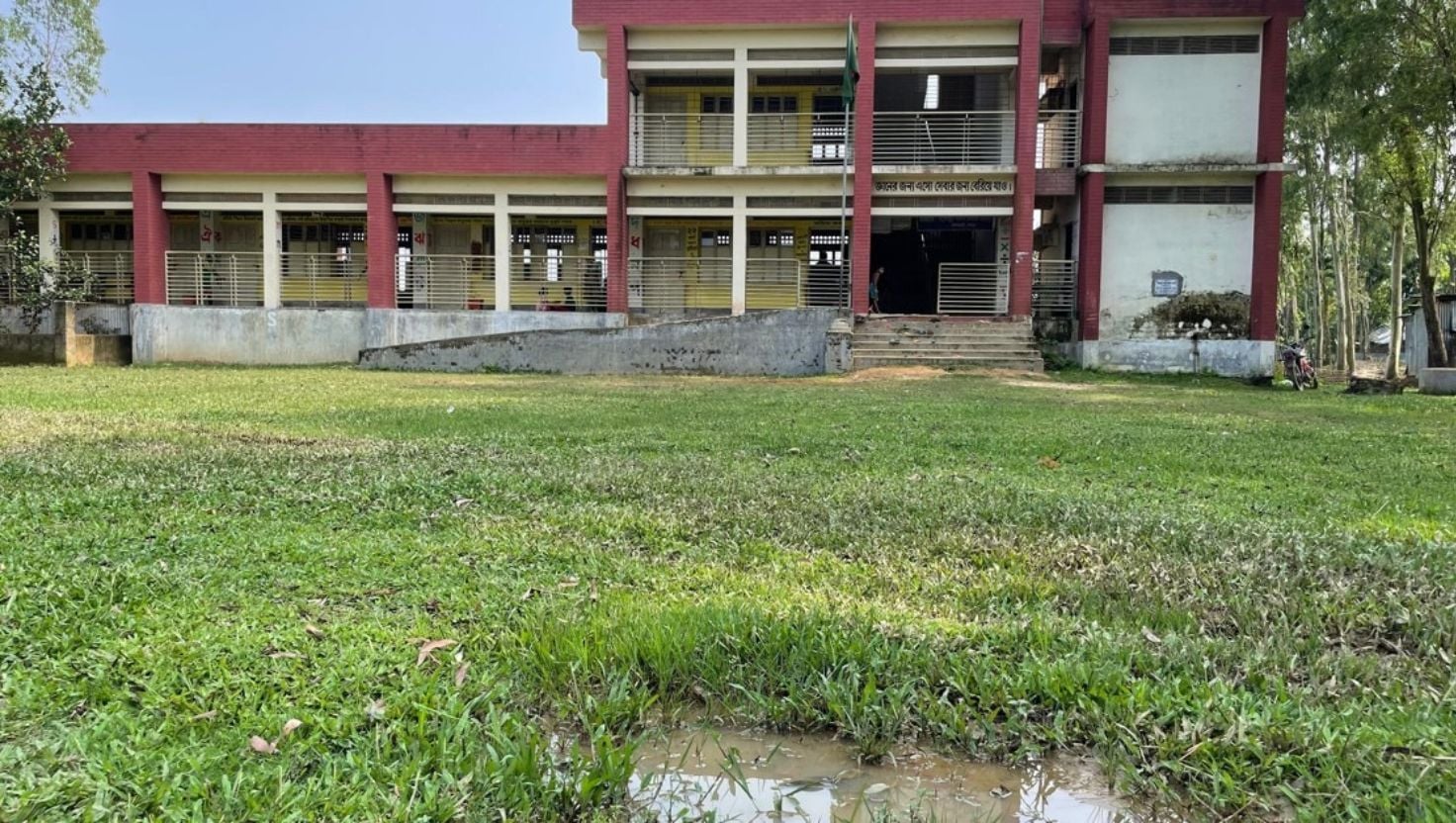 শ্রেষ্ঠ স্বীকৃতিপ্রাপ্ত বিদ্যালয়ের রাস্তায় কাদা, মাঠে পানি
